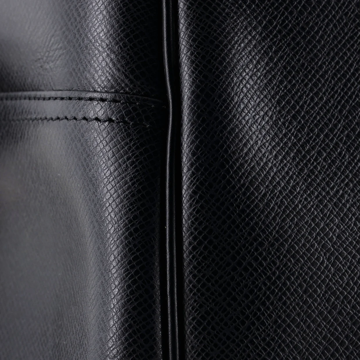 Kendall Handbag Taiga Leather GM - Deep Luxury