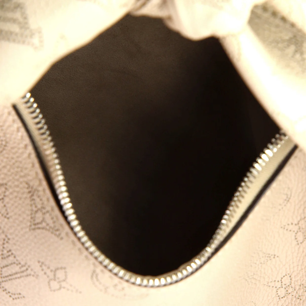 Why Knot Shoulder Bag Mahina Leather PM - Deep Luxury