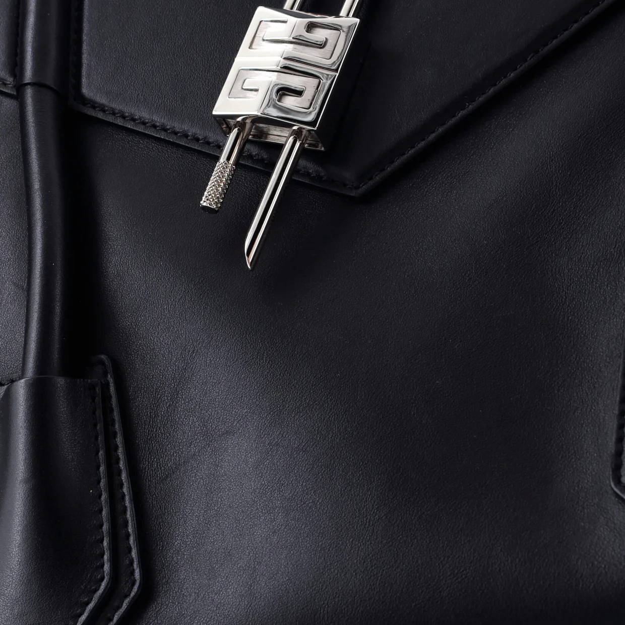 Antigona Soft Lock Bag Leather Medium - Deep Luxury