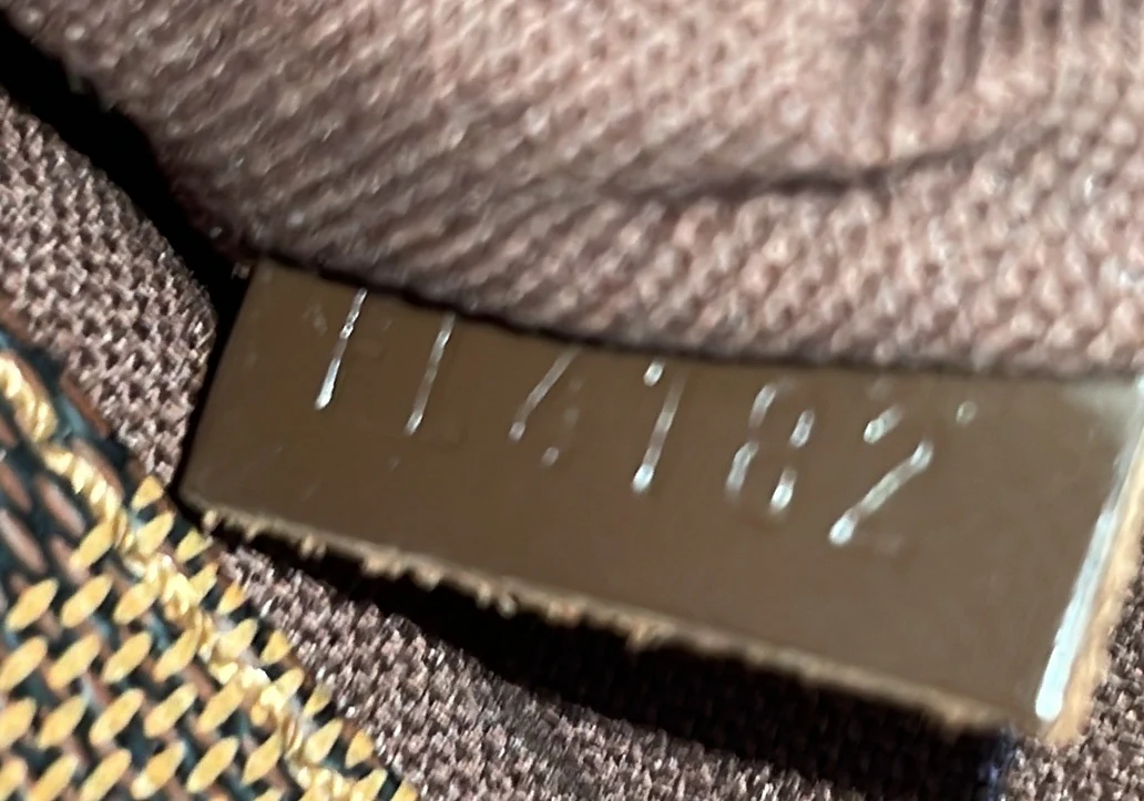 District Messenger Bag Damier MM - Deep Luxury