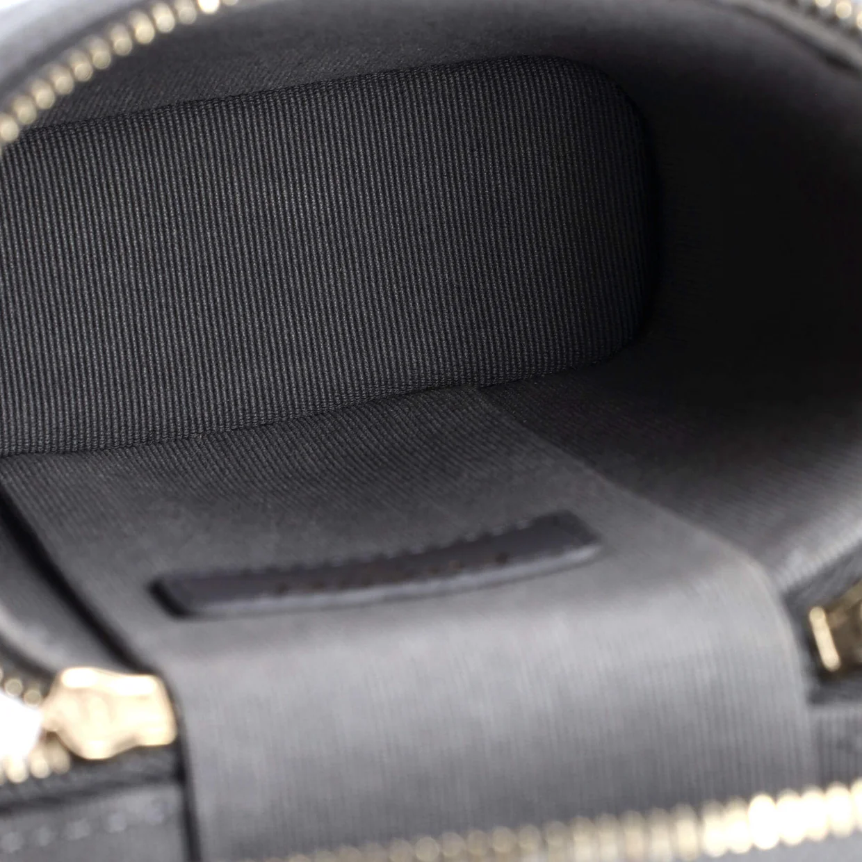 Classic Vanity Phone Holder with Chain Quilted Caviar - Deep Luxury