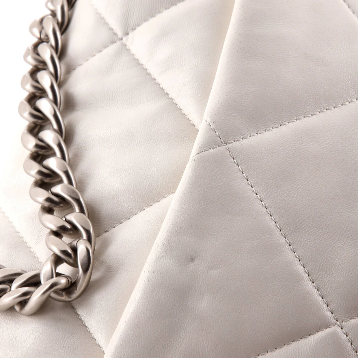 19 Flap Bag Quilted Leather Medium - Deep Luxury