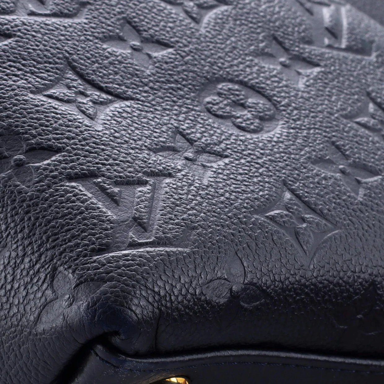 V Tote Monogram Empreinte Leather MM - Deep Luxury