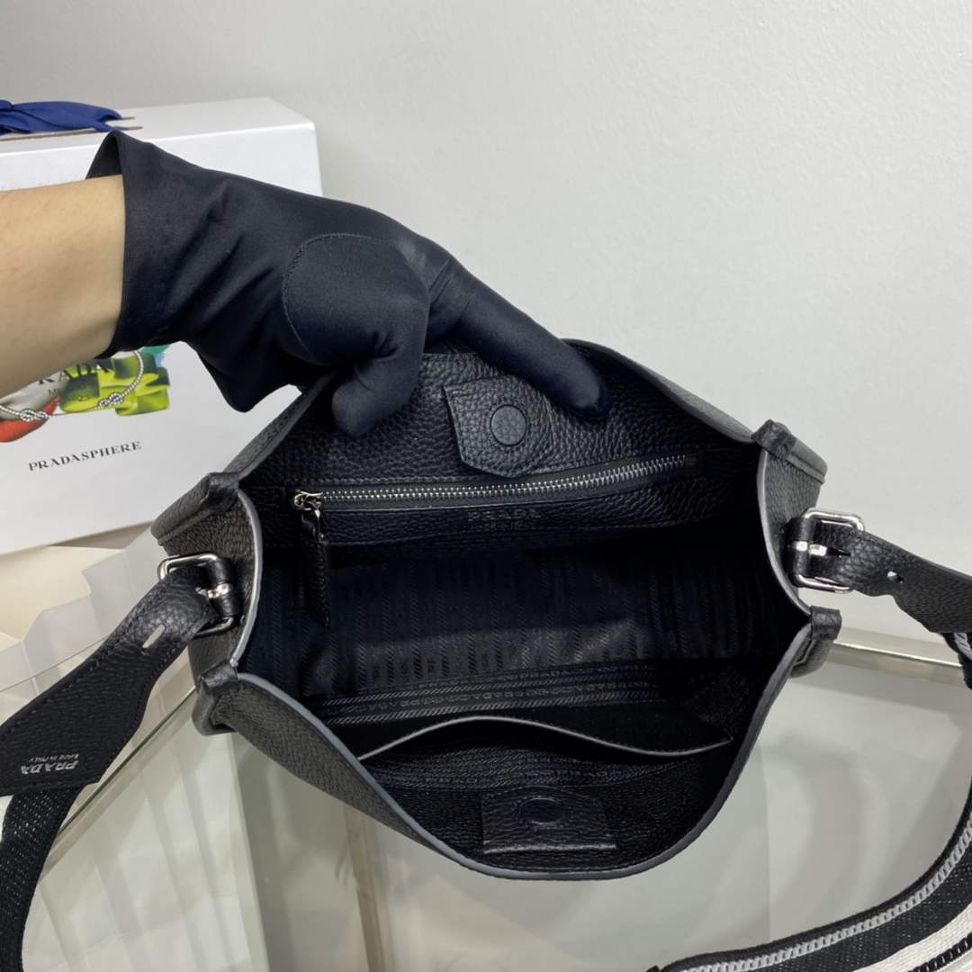 Replica Prada Leather hobo bag 1BC073 In Black