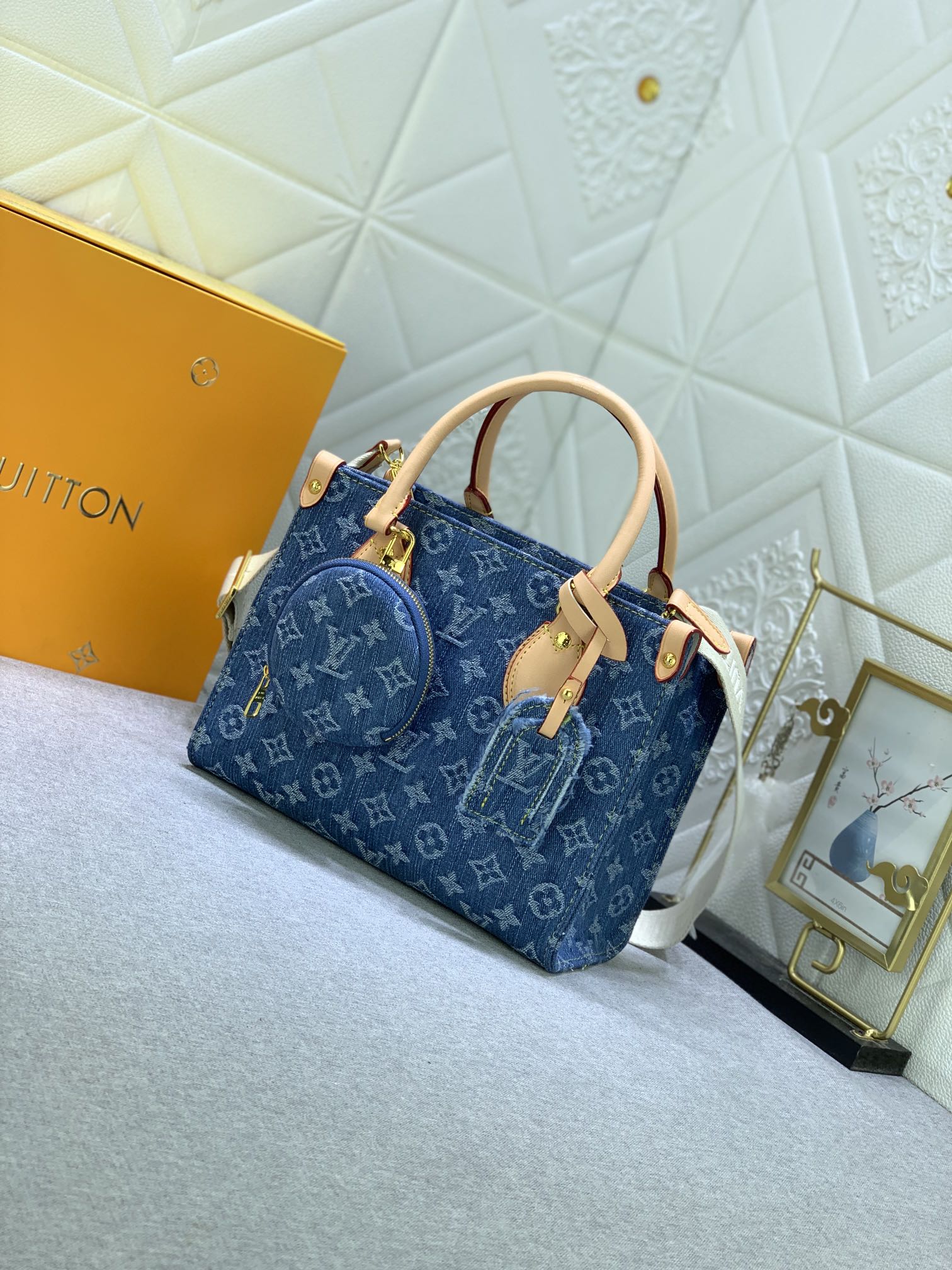 LOUIS VUITTON