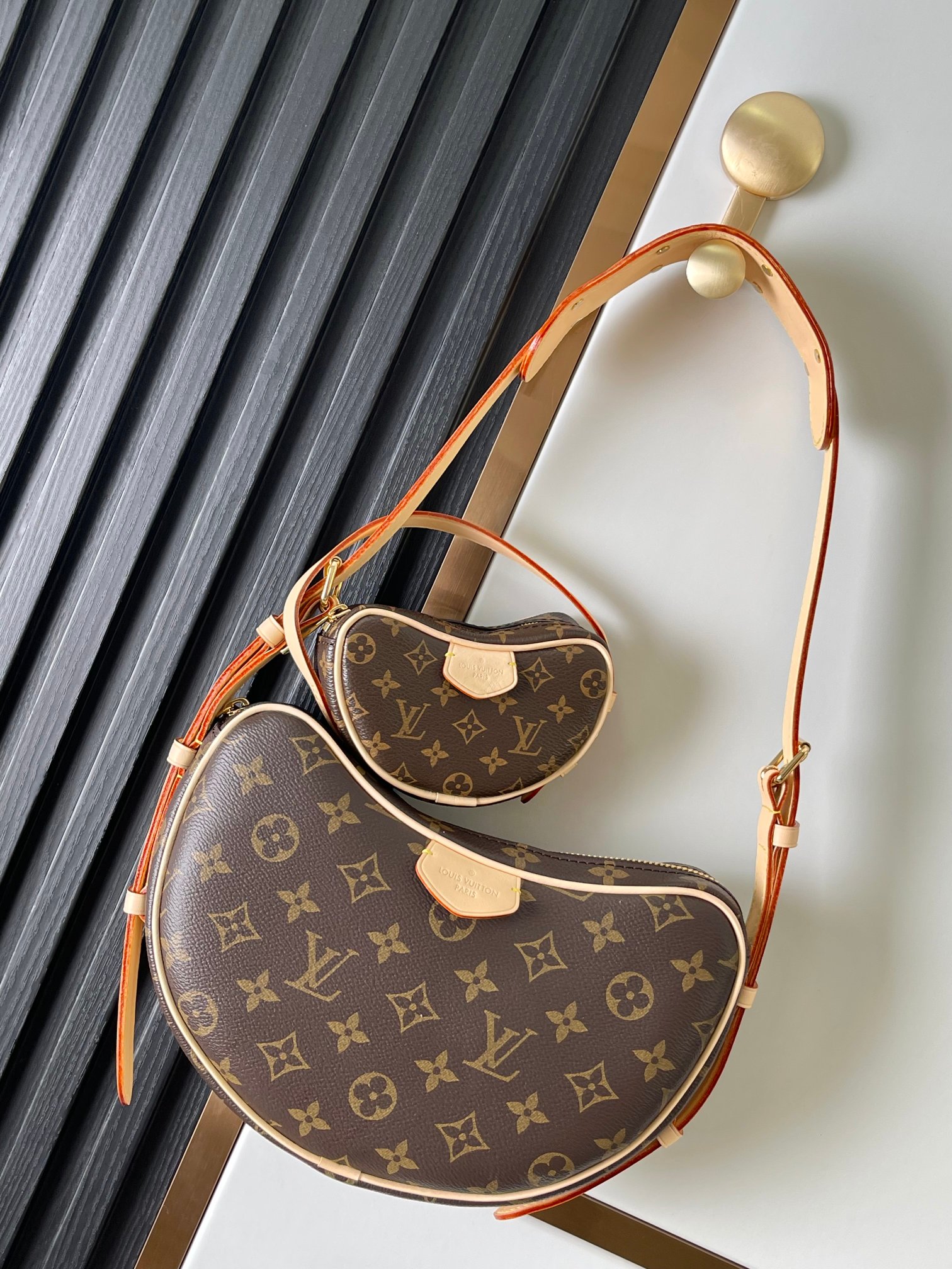 LOUIS VUITTON  M46828