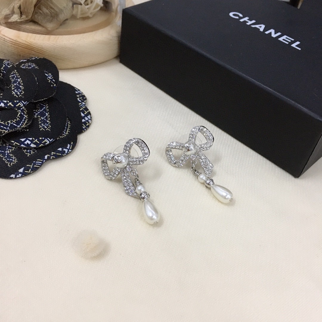 Chanel-Butterfly Knot Water Drop Pearl Earrings