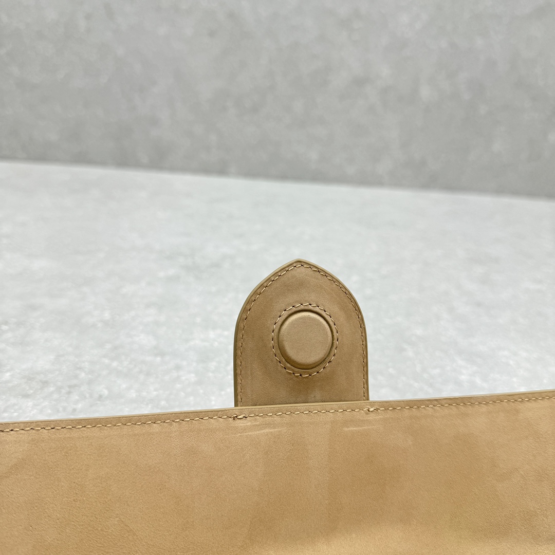 Jacquemu--New shoulder hand-held armpit bag with frosted apricot