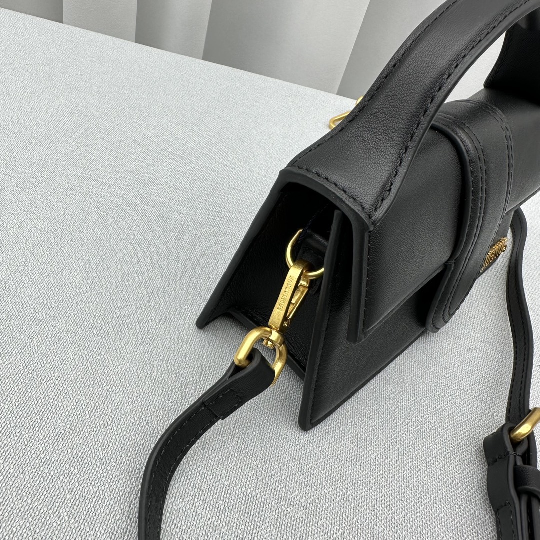 Jacquemus-Bamnino's new black crossbody bag