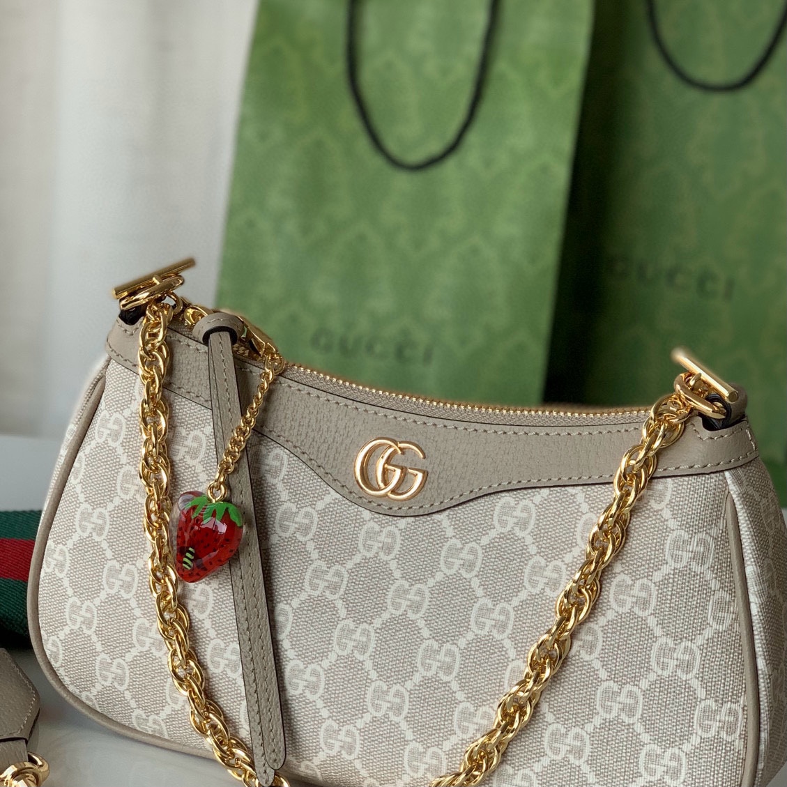 Gucci-ophidia series small strawberry pendant with wide shoulder strap handbag