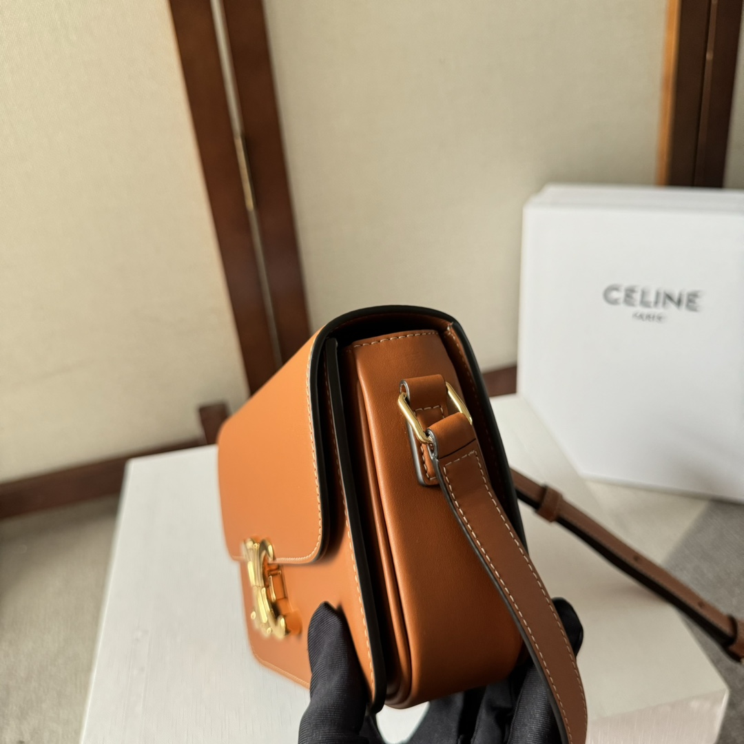 Celine-teen triomphe bag