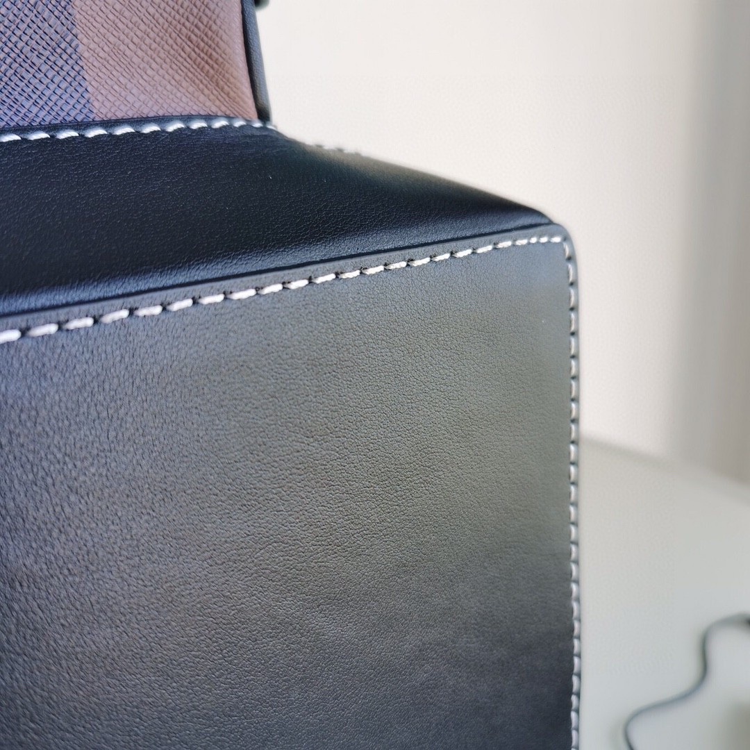 Burberry-Cleverly match the leather element backpack with stitching