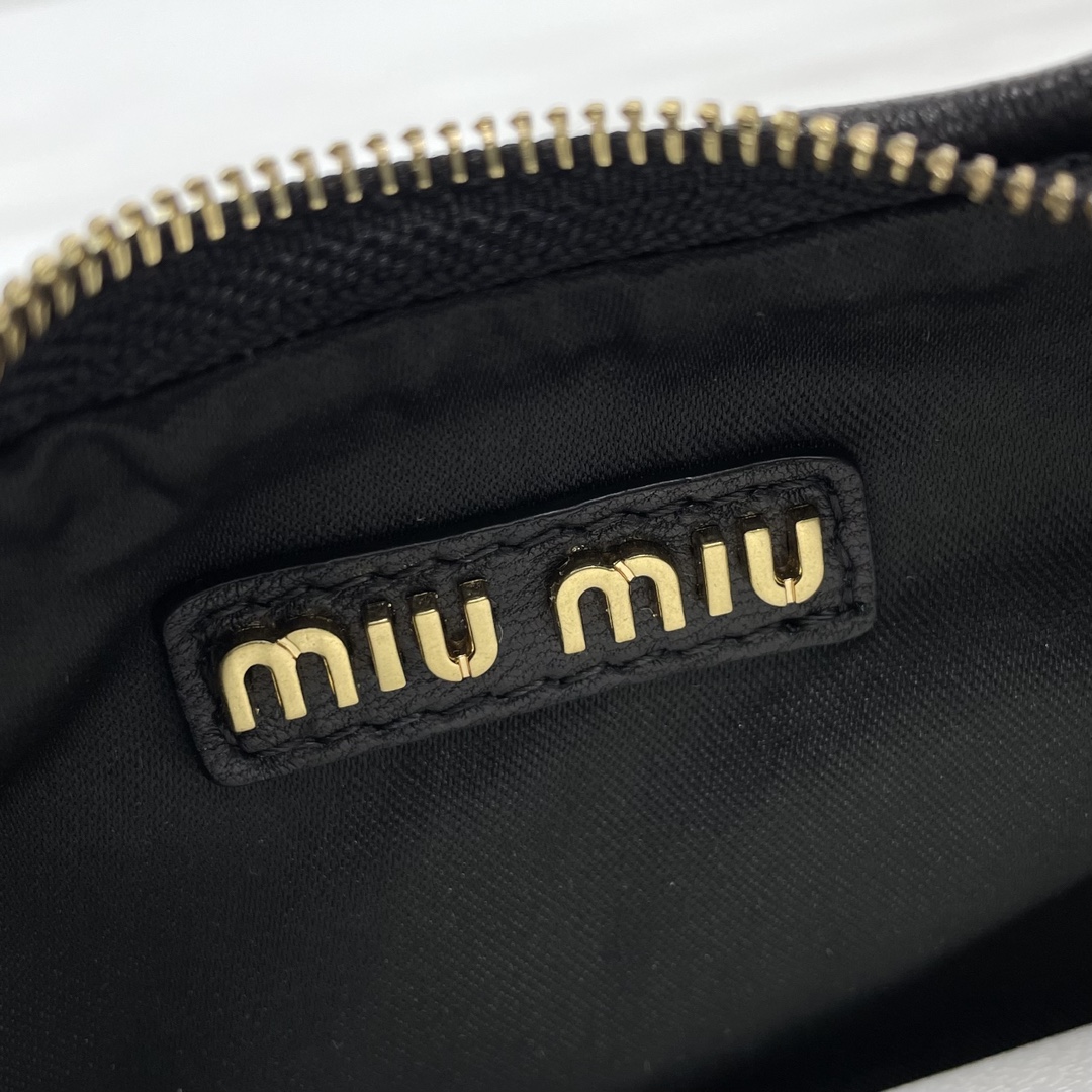 MiuMiu-miu wander