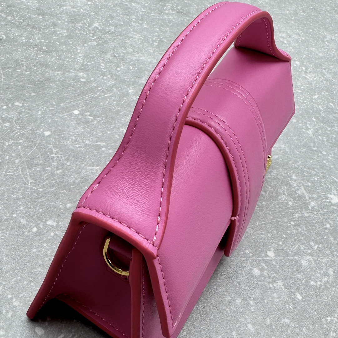 Jacquemus-Bamnino's new pink crossbody bag