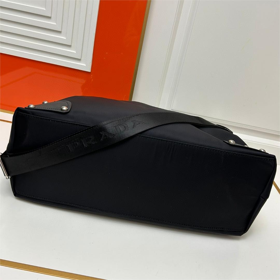 Prada-Autumn and winter tote bag