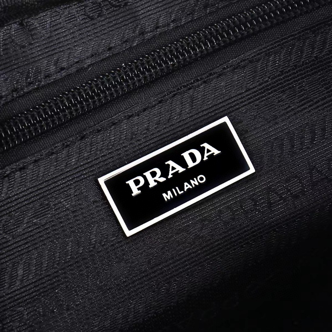 Prada-Fashionable and versatile fabric and leather waist bag