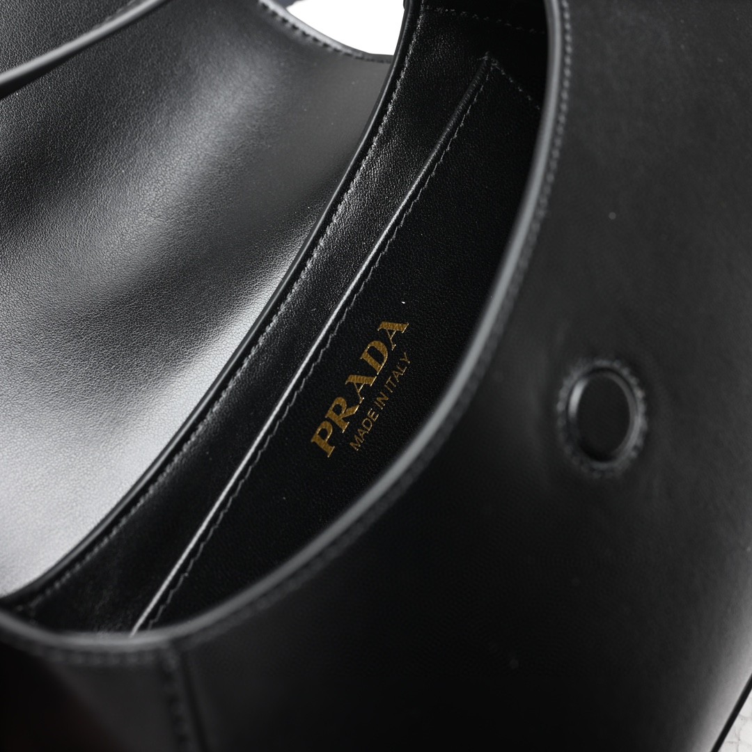 Prada-Baguette