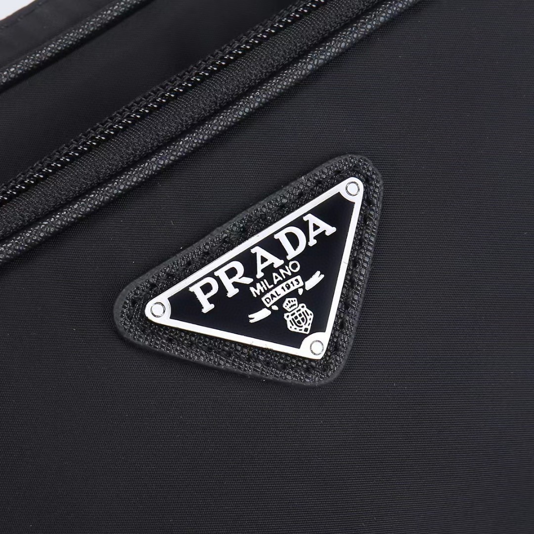 Prada-Fashionable and versatile fabric and leather waist bag