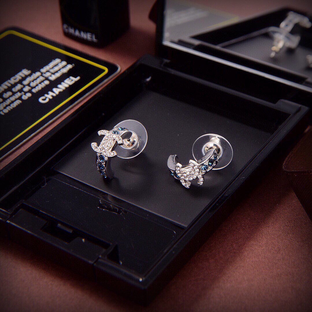 Chanel-Elegant and elegant carved earrings