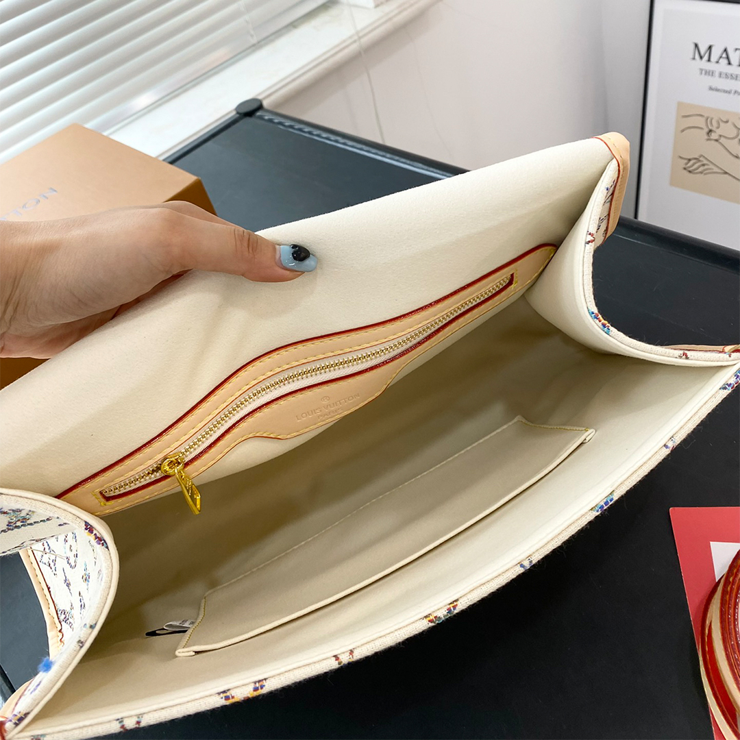 LV-24ss Navigation series embroidered messenger bag