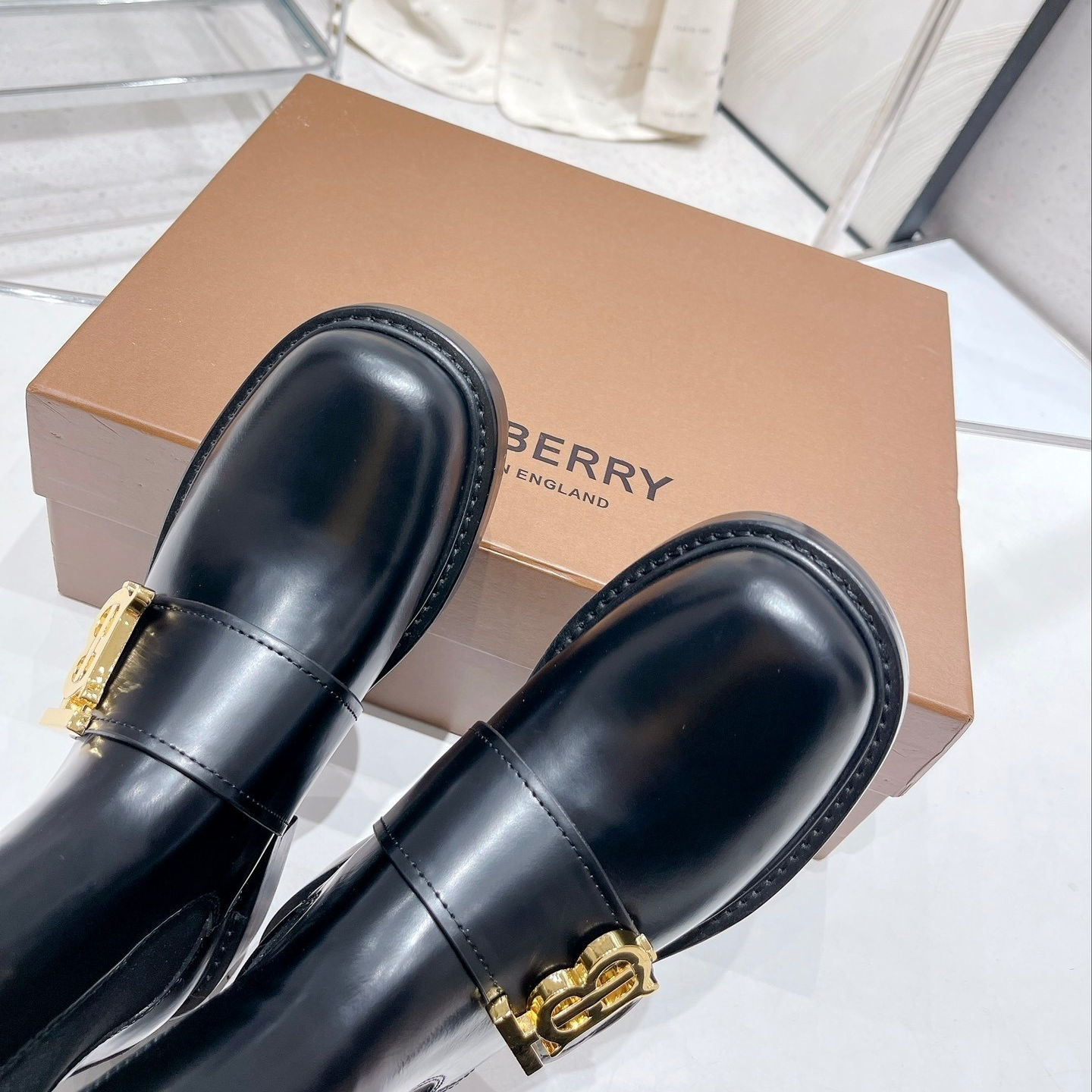 Burberry-Chelsea leather boots