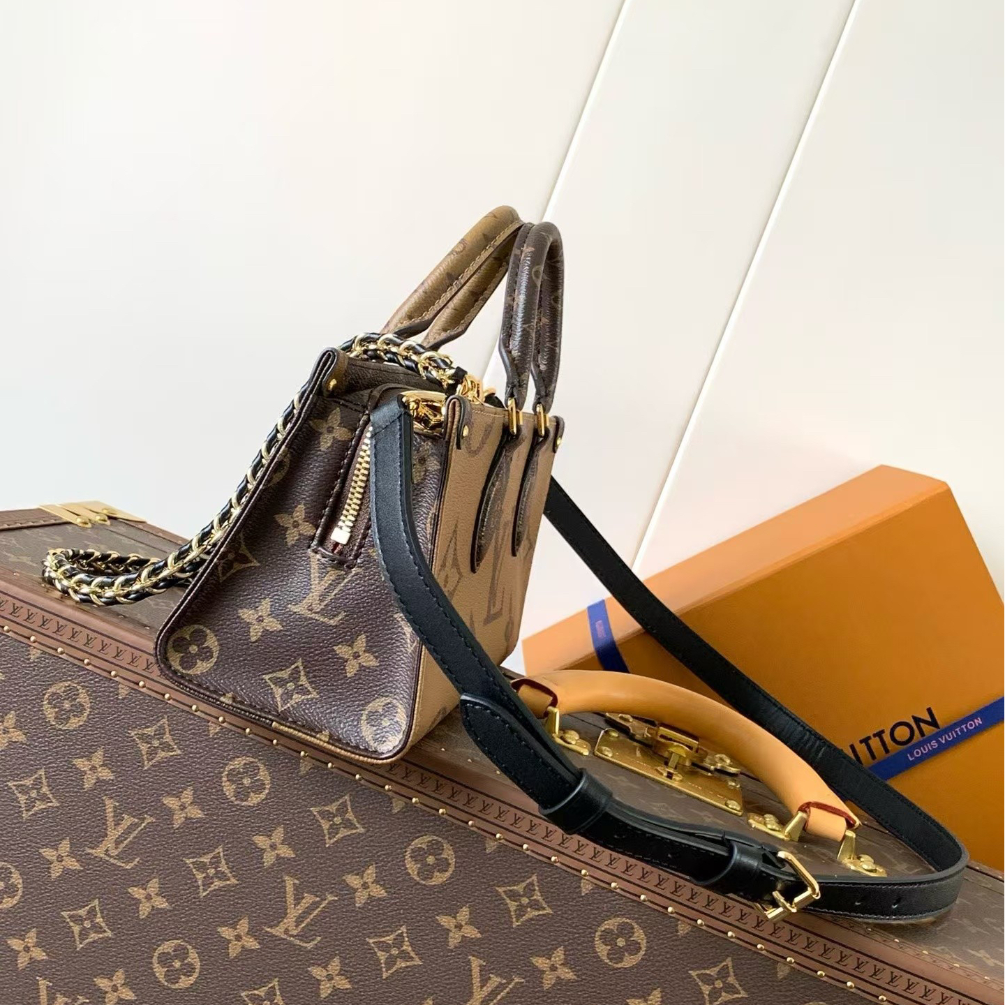 LV-OnTheGo East West Handbag