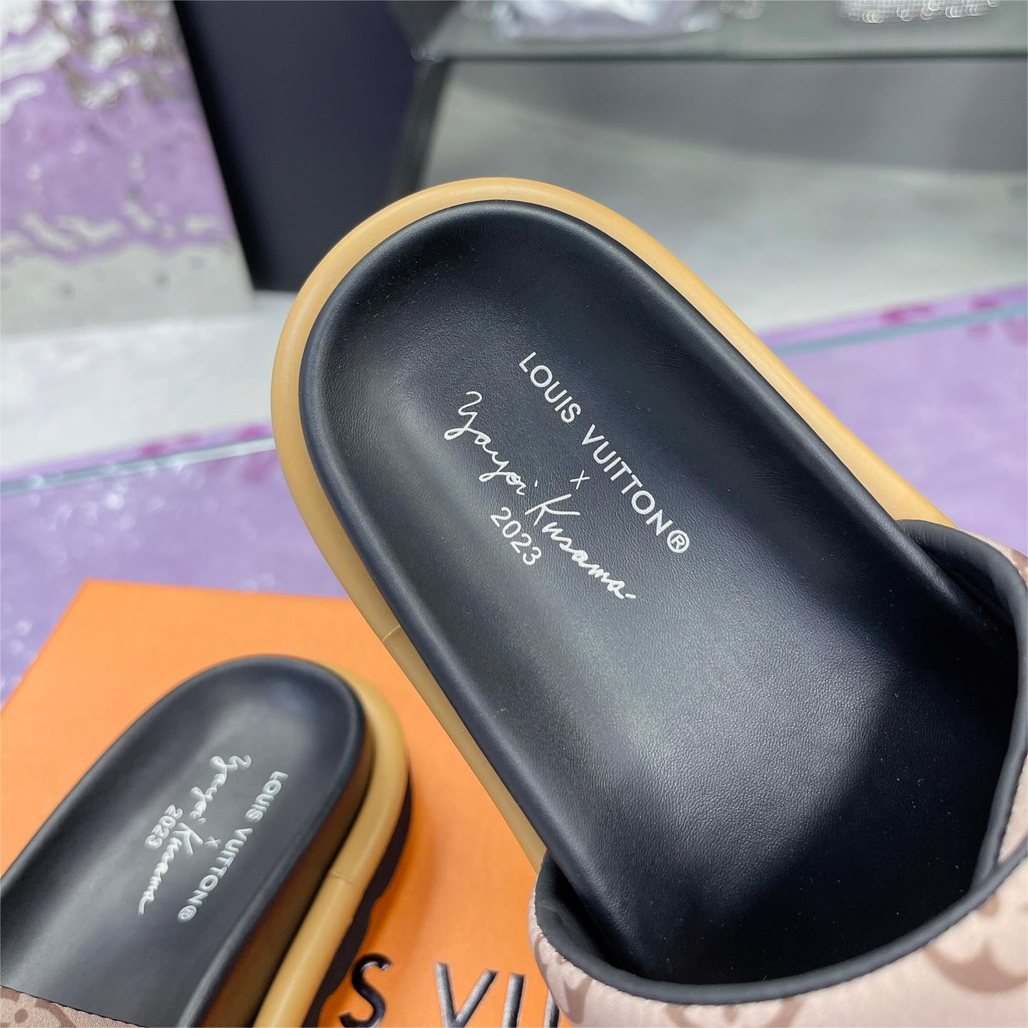 LV-Embossed slippers
