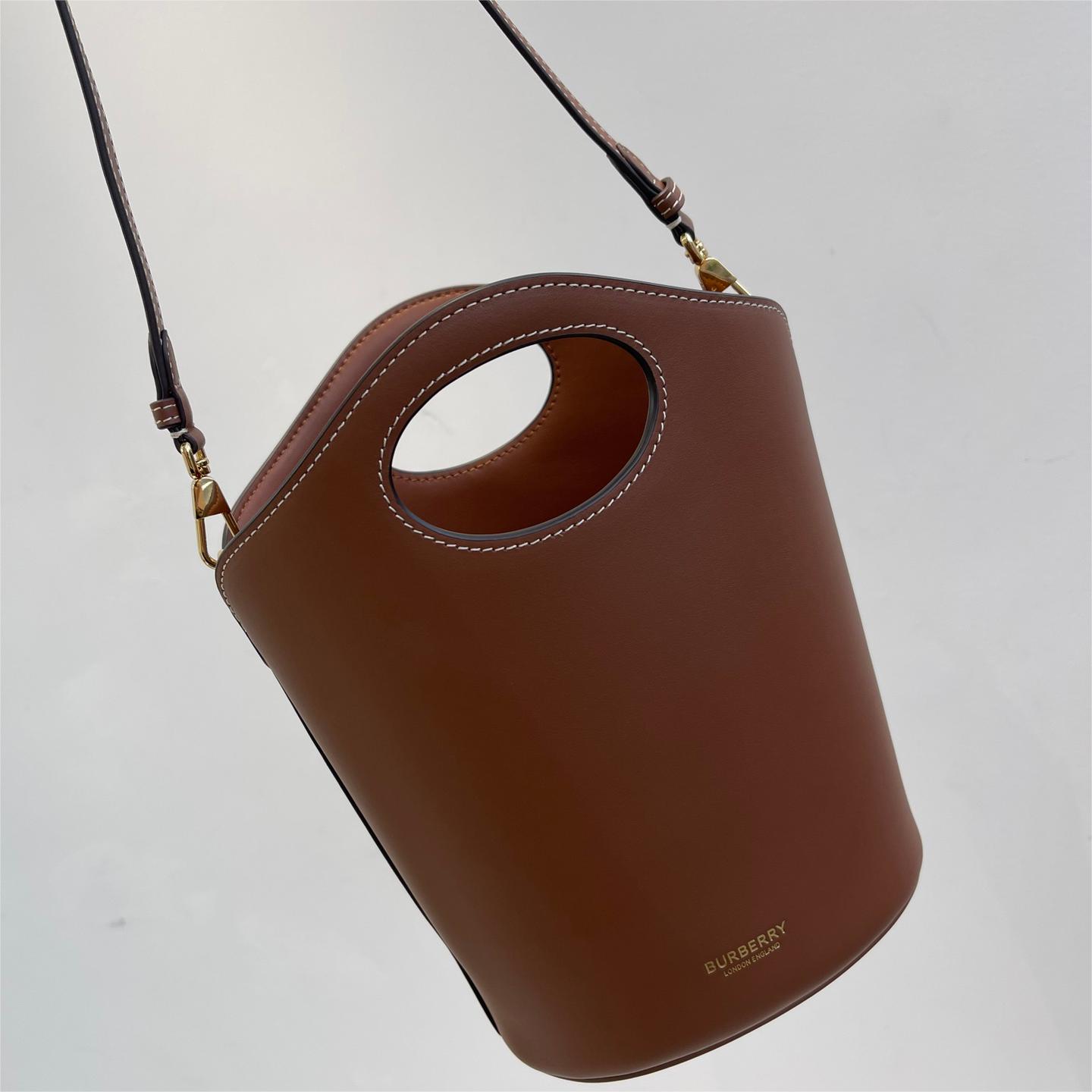 Burberry-Full leather pocket hand-held bucket bag