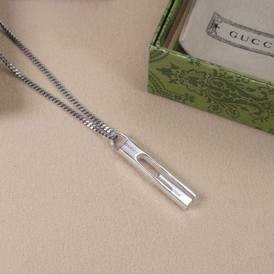 GUCCI-Rectangular G-shaped necklace with hollowed out bar shape