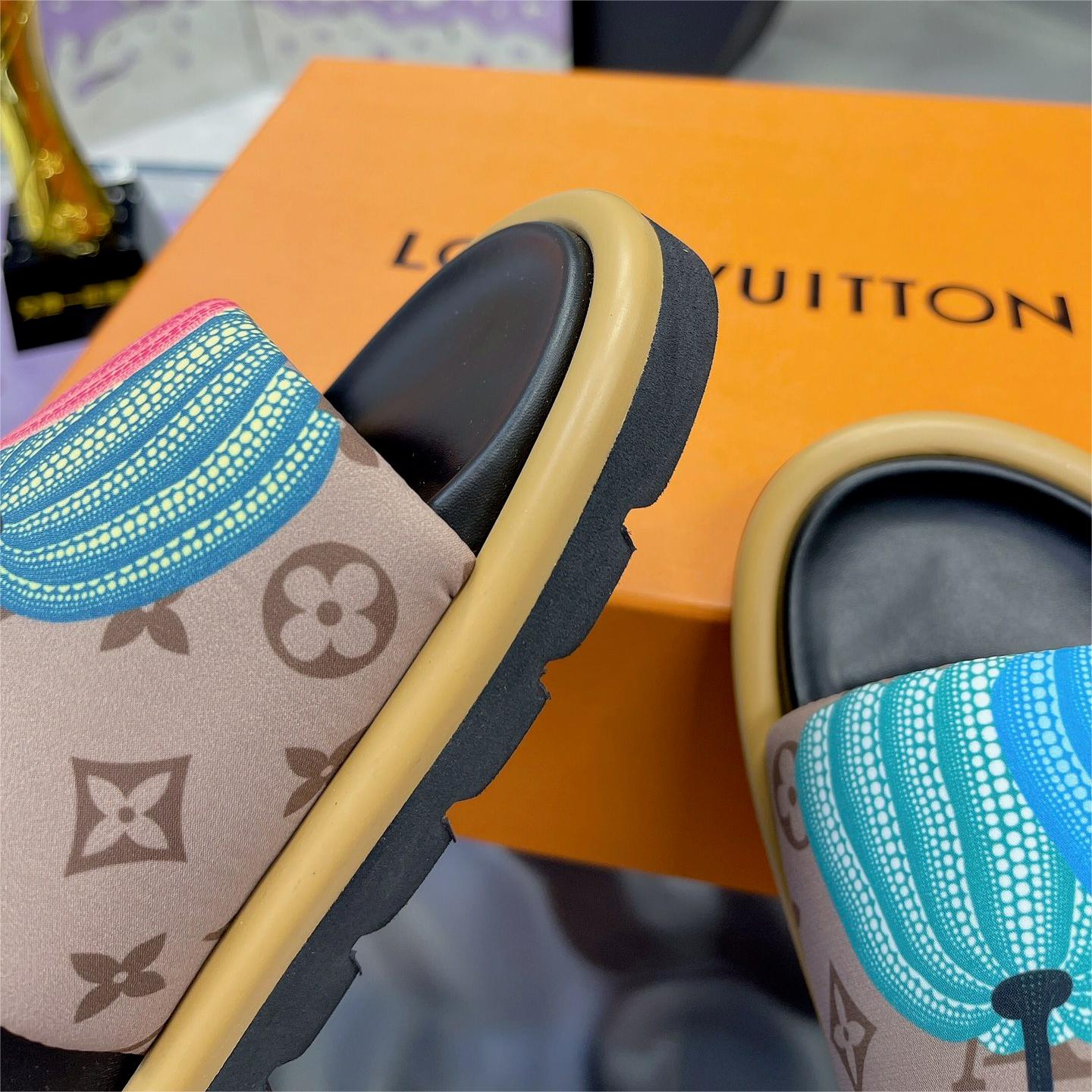 LV-Embossed slippers