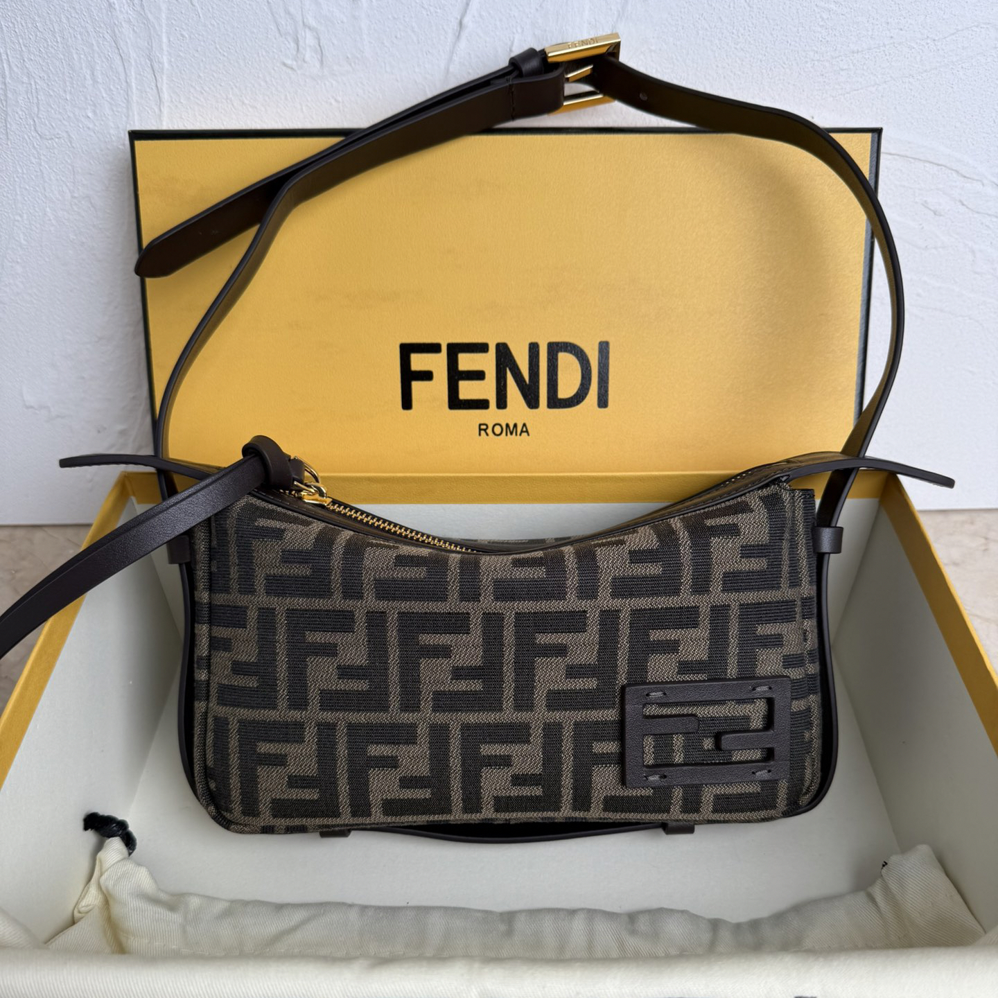 Fendi-The latest show style vintage mini bag