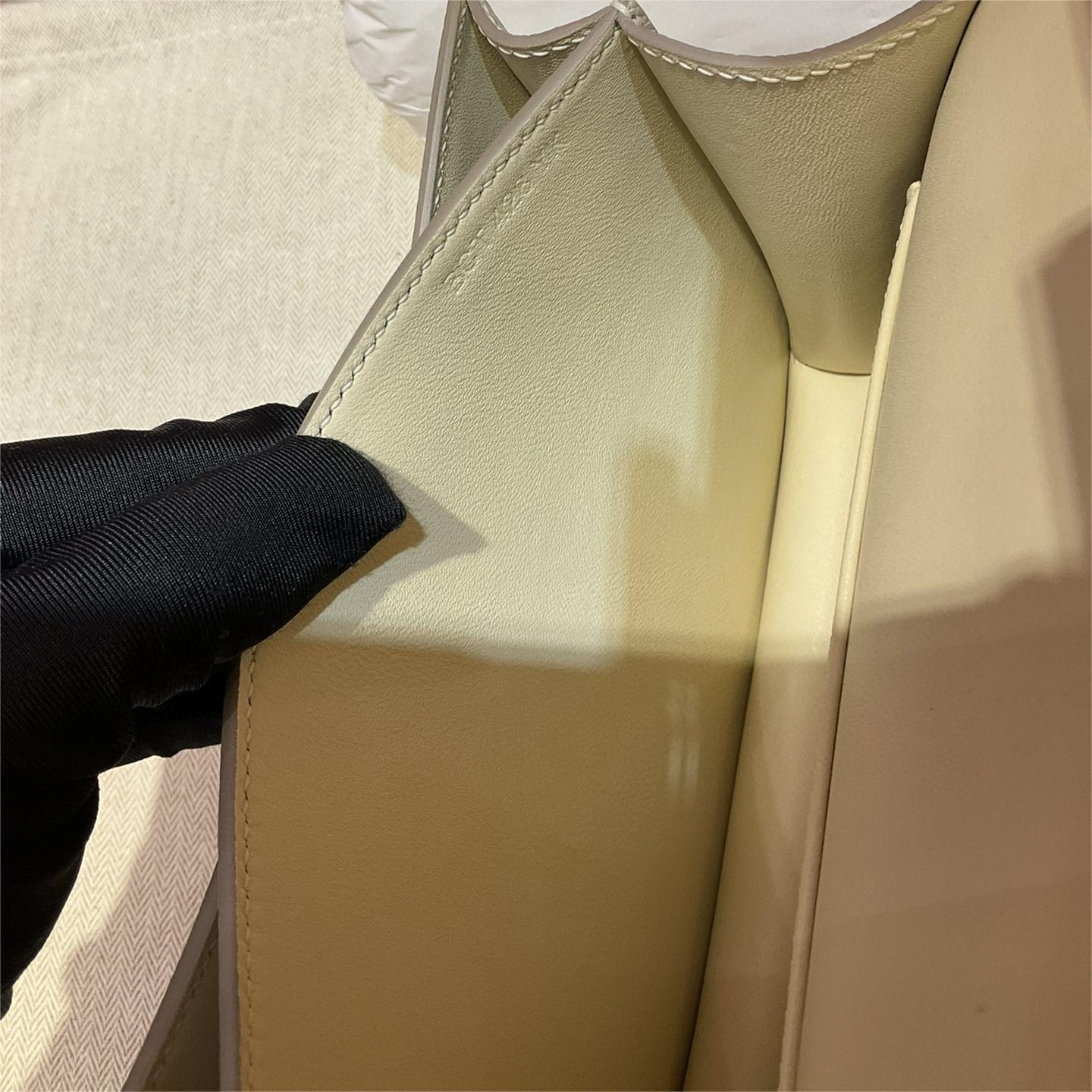 Hermes-Constance 19 milkshake white