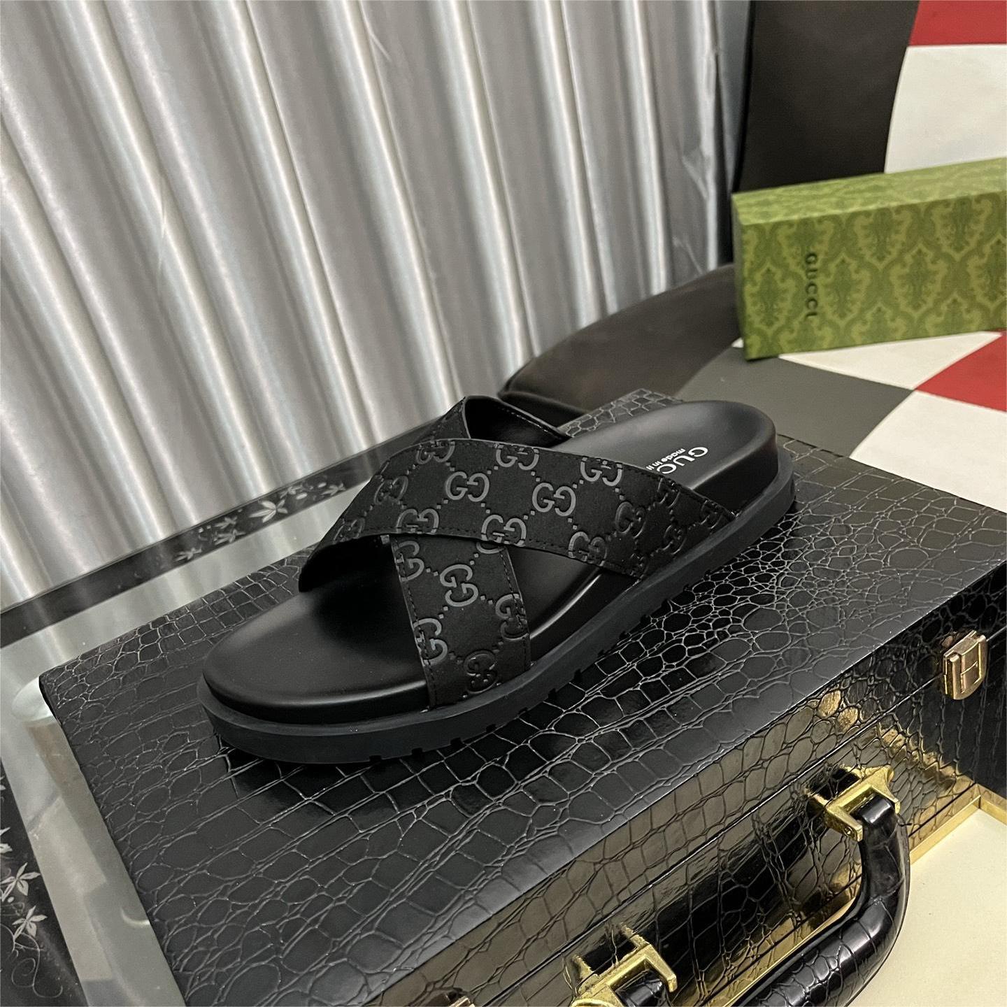 Gucci-Casual embossed cowhide sandals