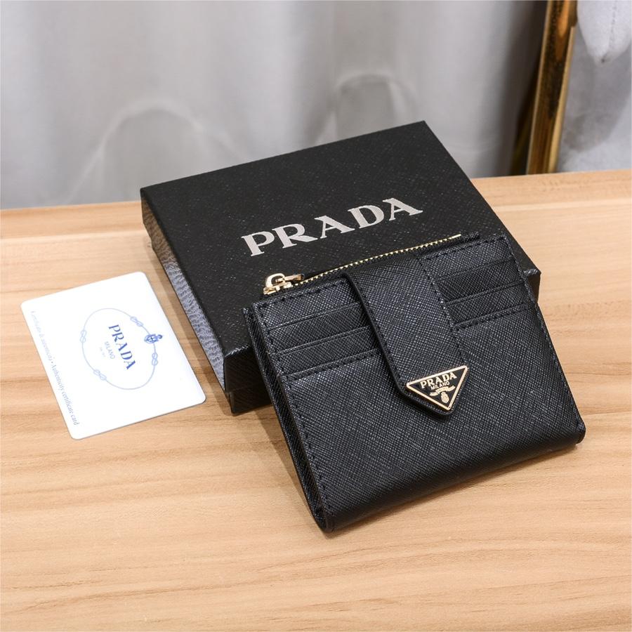 Prada-Cross shaped short clip