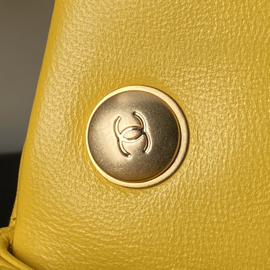 Chanel-Small cap bag with pearl like lambskin metal yellow