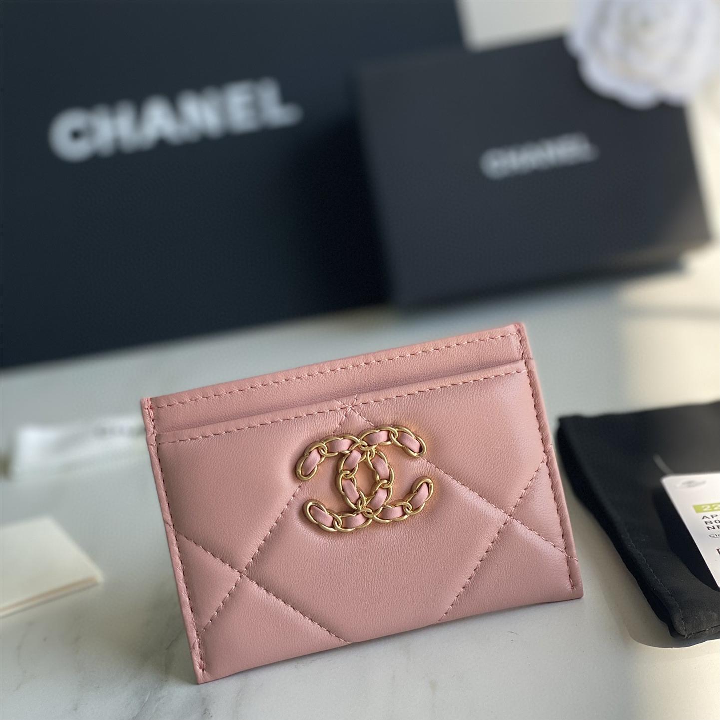 Chanel-19 series card holder with a nostalgic and retro style