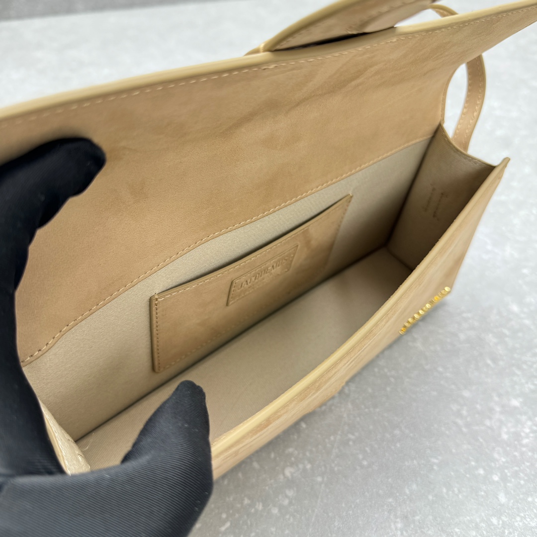 Jacquemu--New shoulder hand-held armpit bag with frosted apricot