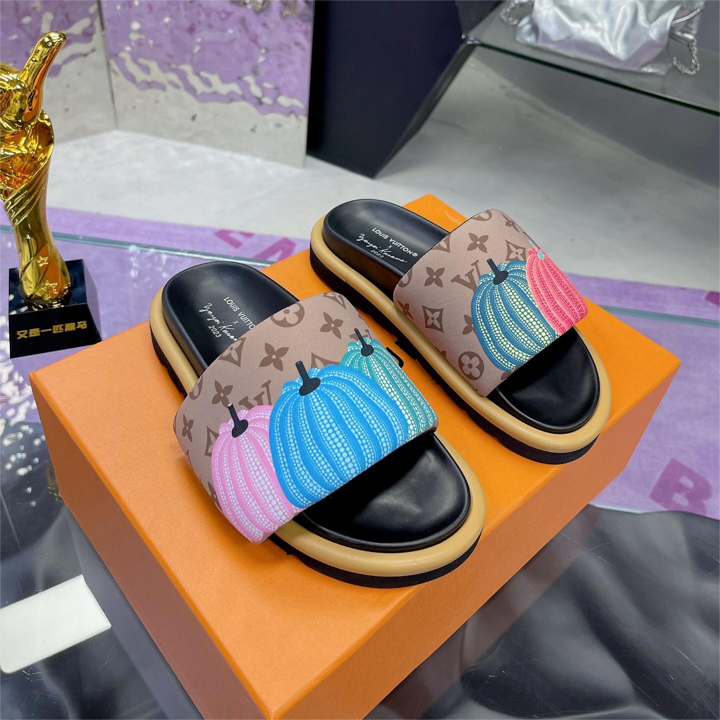 LV-Embossed slippers