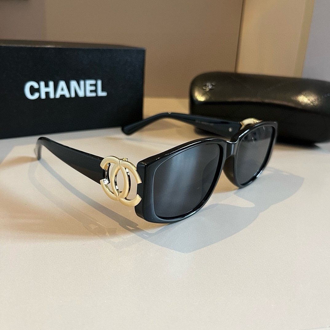 Chanel-Vintage sunglasses gold double logo Sunglasses