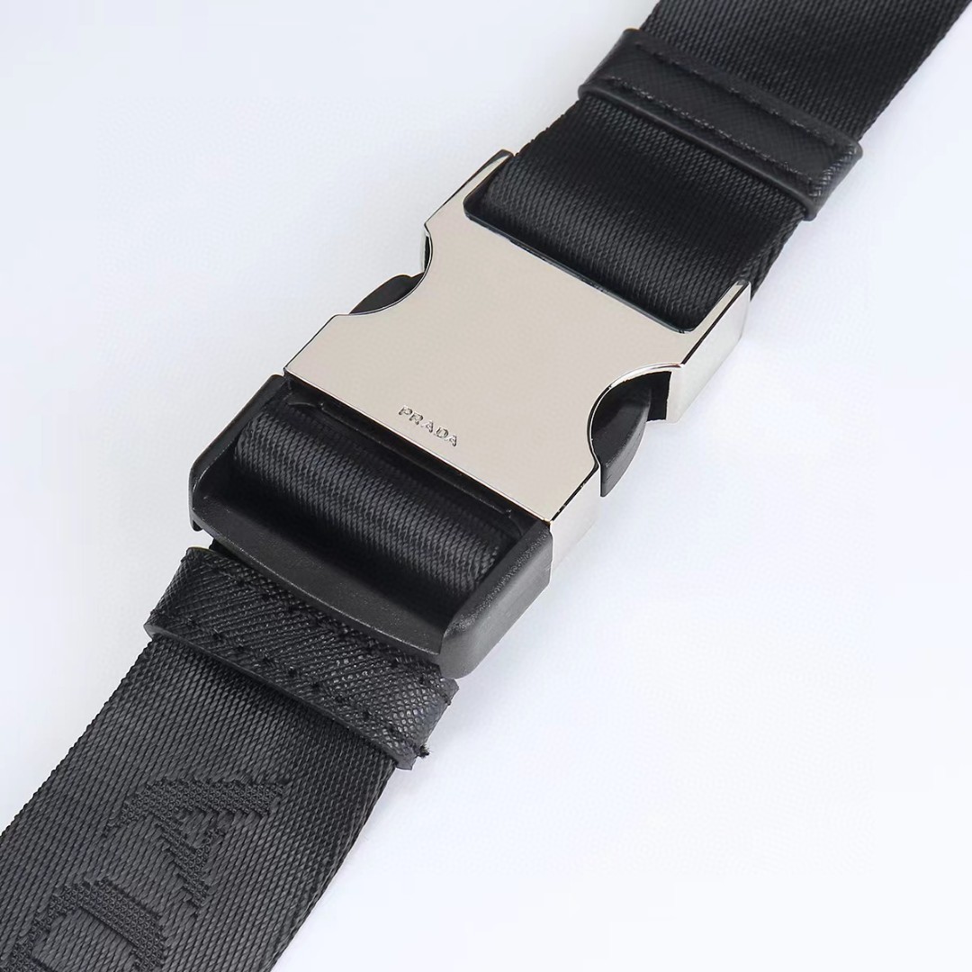 Prada-Fashionable and versatile fabric and leather waist bag