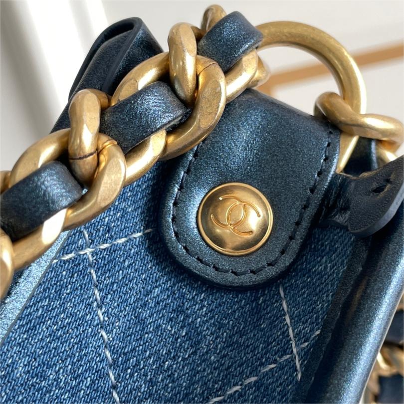 Chanel-Hippie bag washed with denim and gold metallic blue