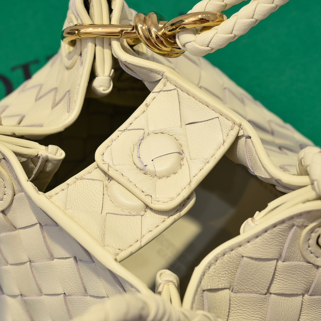 BV-Parachute Classic Weaving and Knot Knot Handbag