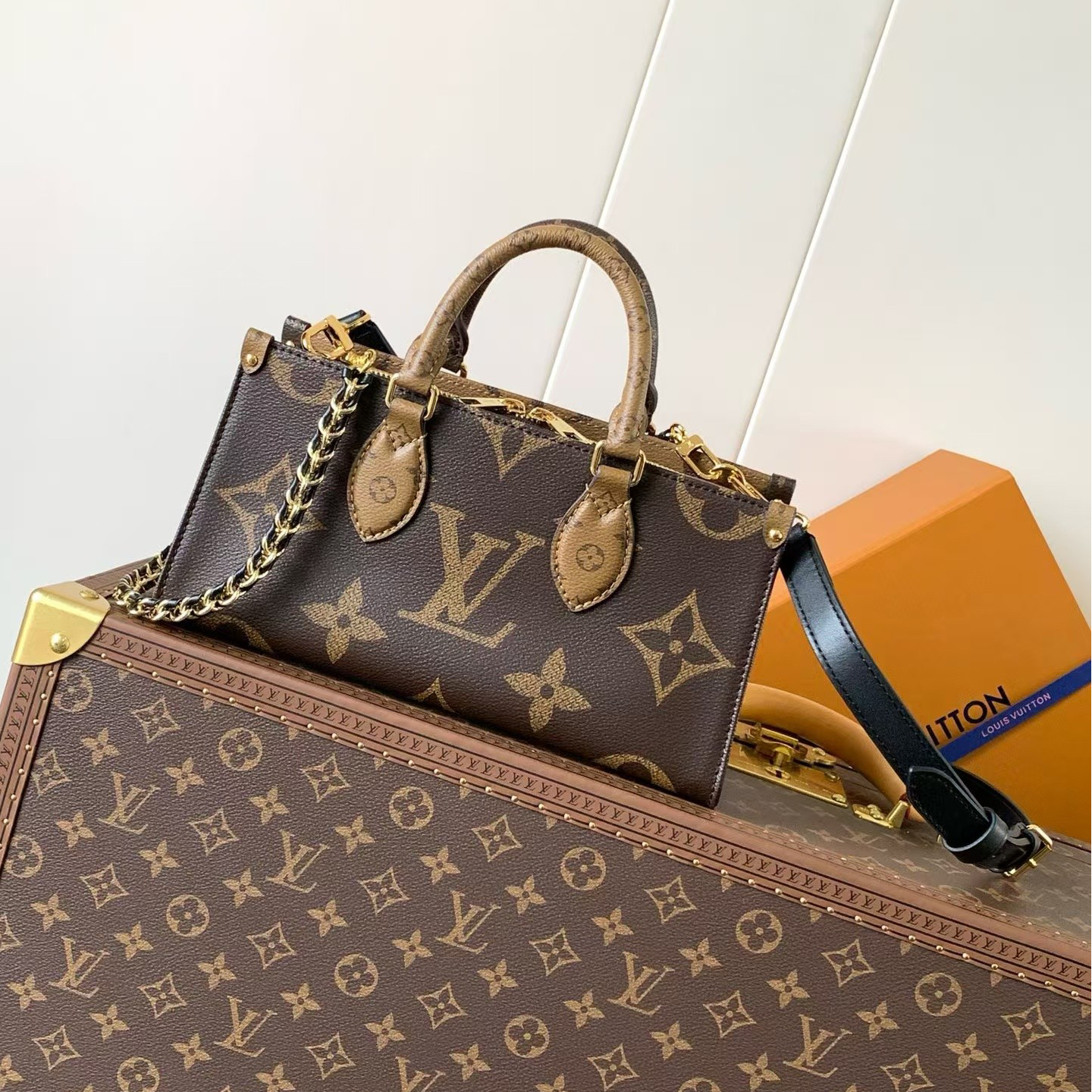 LV-OnTheGo East West Handbag