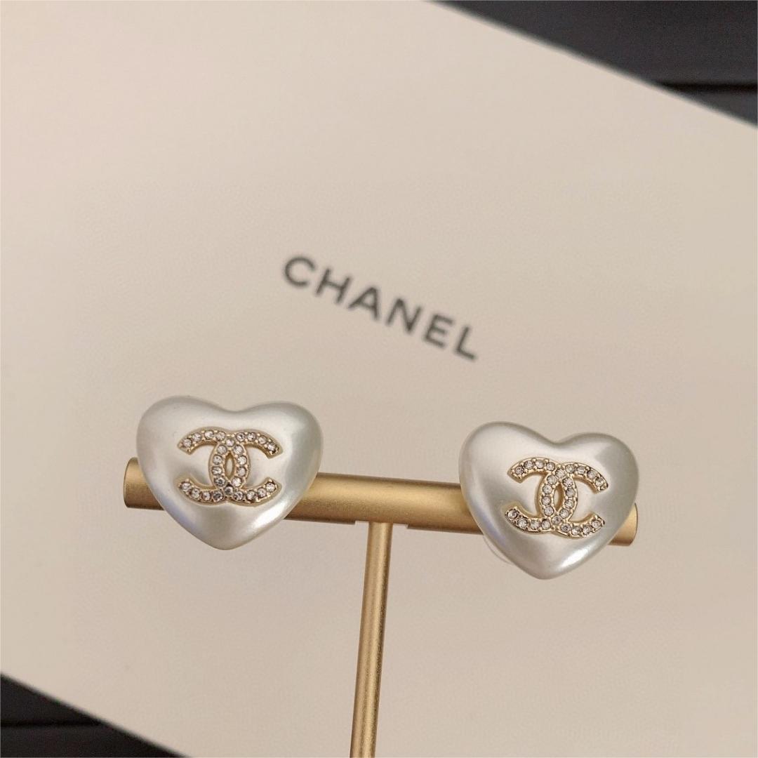 Chanel-White heart-shaped earrings