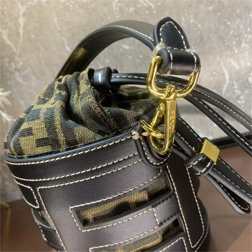 FENDI-Step out small bucket bag
