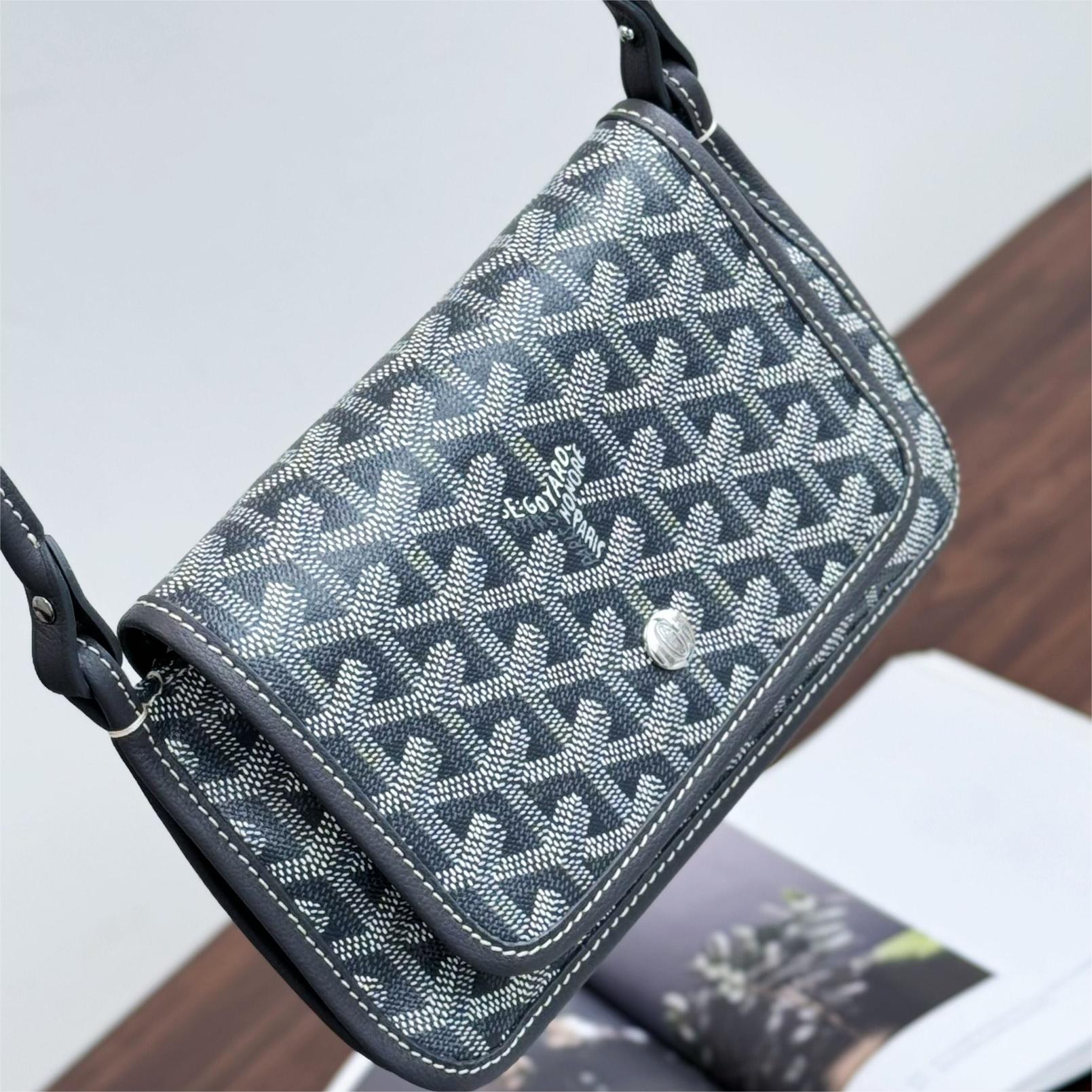 Goyard-Envelope package