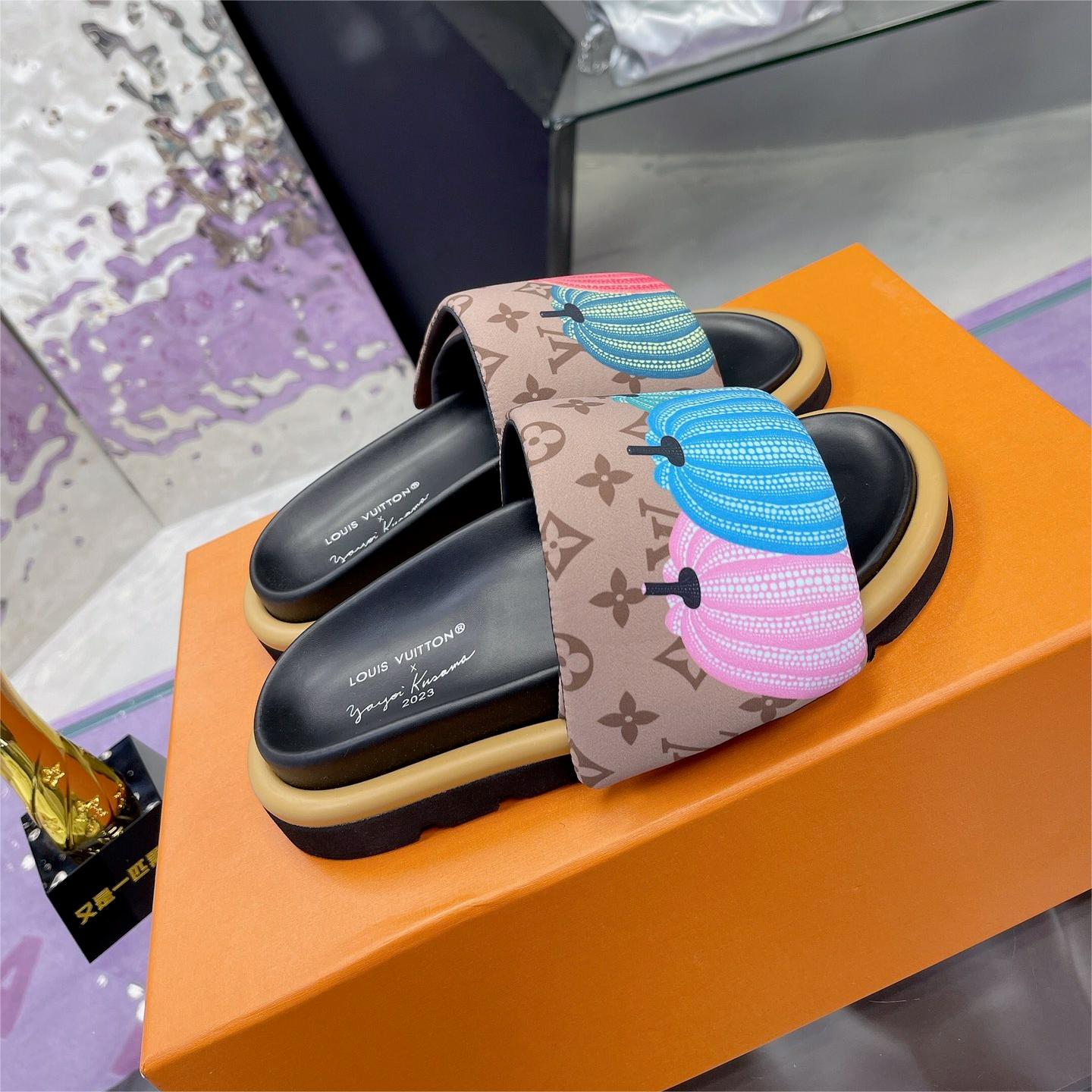 LV-Embossed slippers