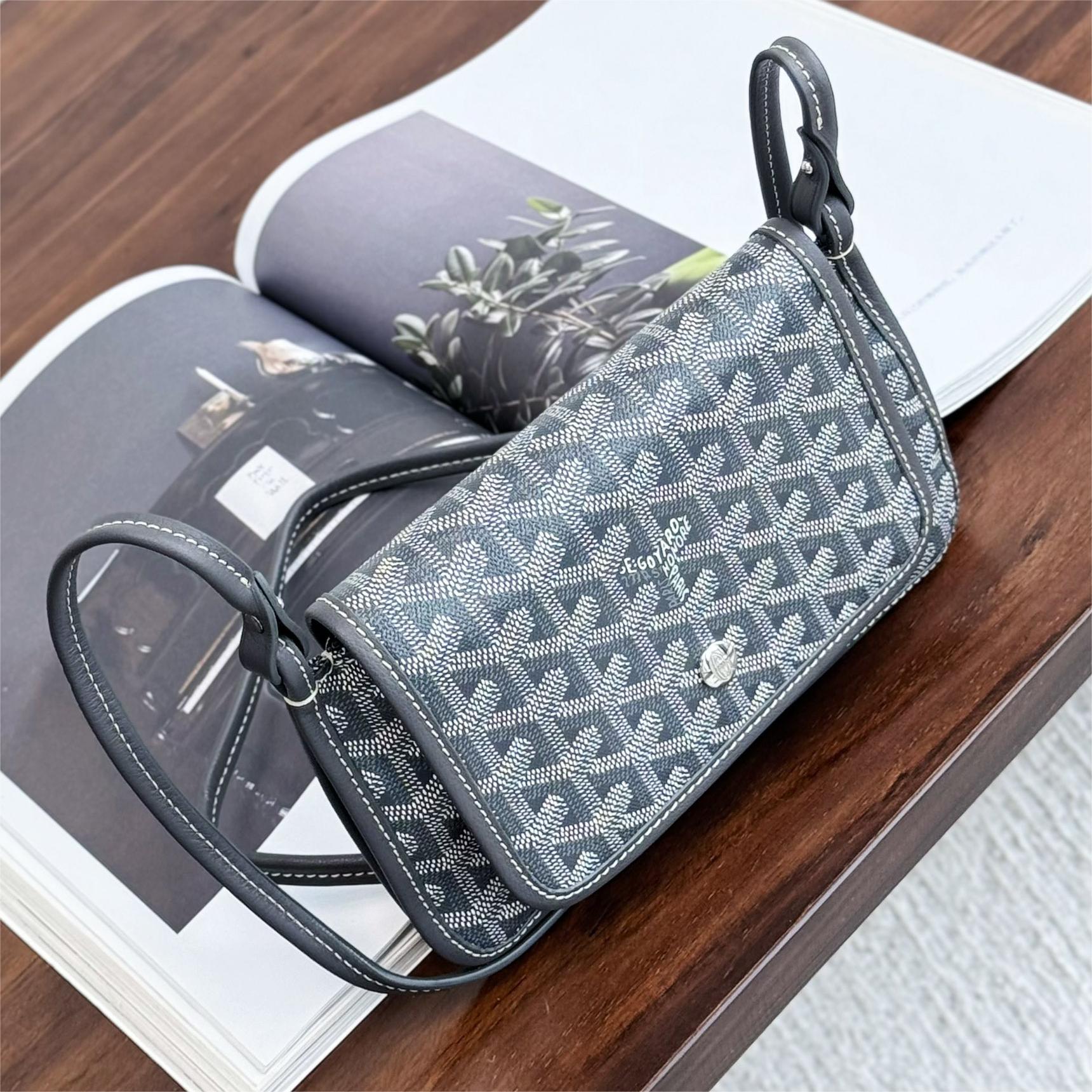 Goyard-Envelope package