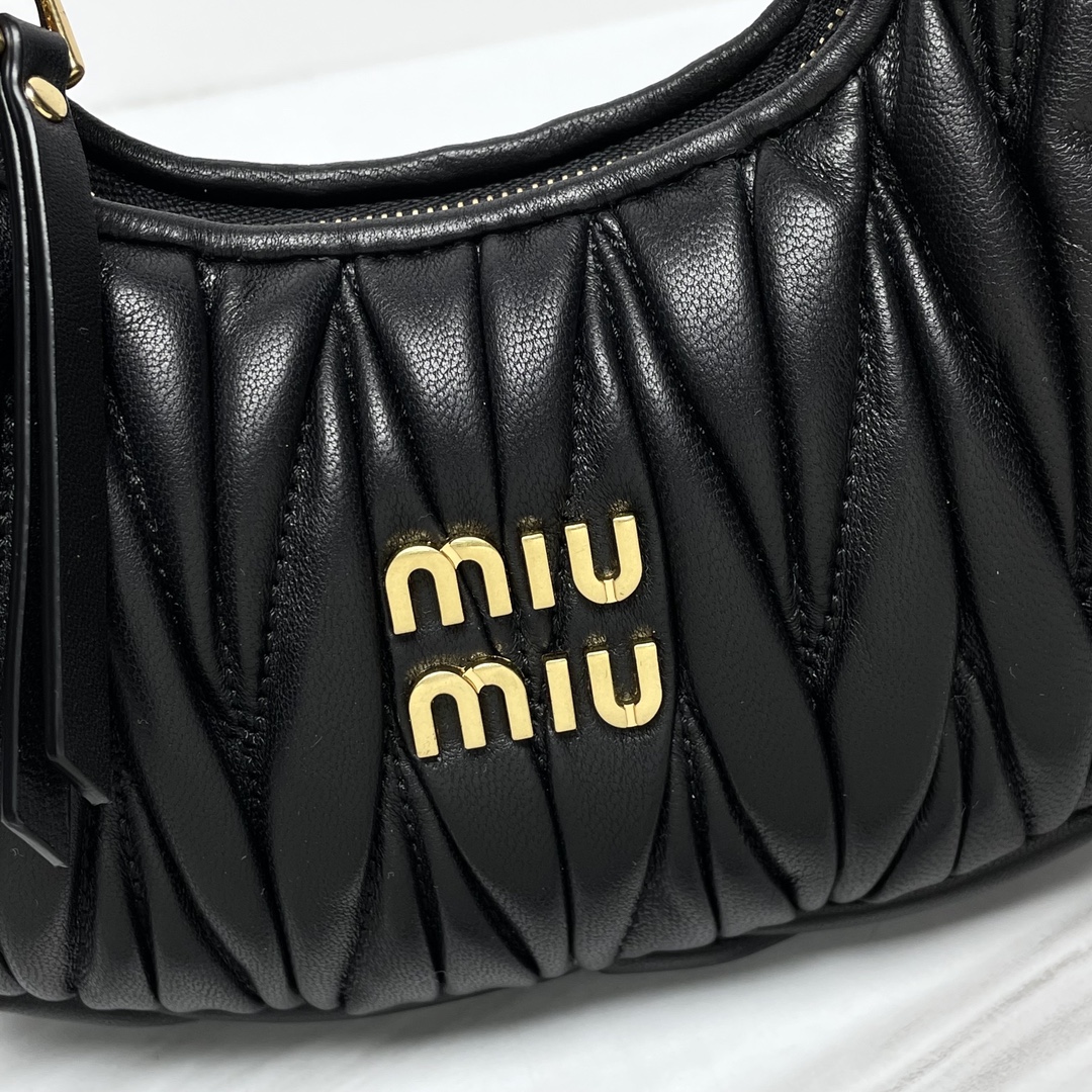 MiuMiu-miu wander