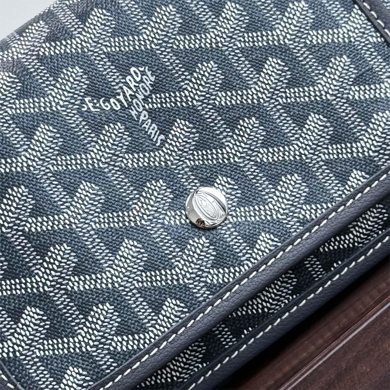 Goyard-Envelope package